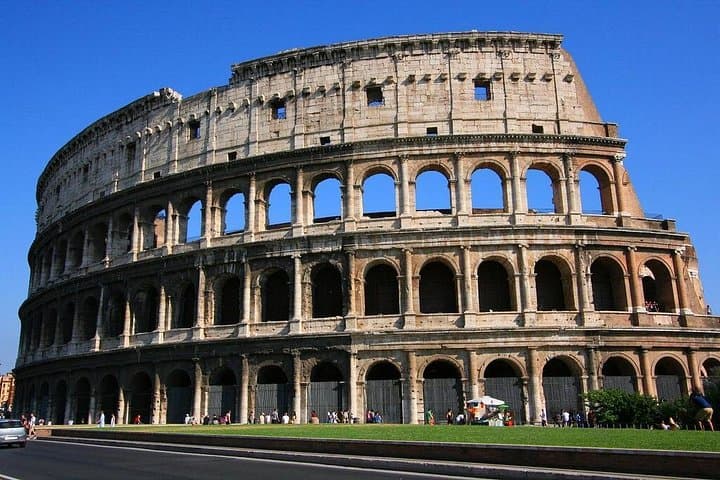 Private 4 Hours City Tour of Colosseum and Rome Highlights
