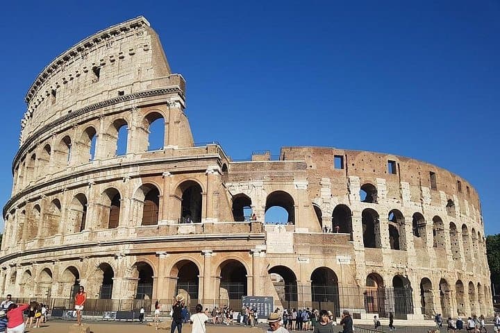 Private 4 Hours City Tour of Colosseum and Rome Highlights