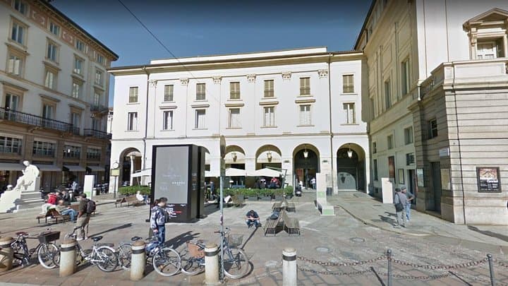 Meeting point for the tour in PIazza Scala, in front of the Scala Shop