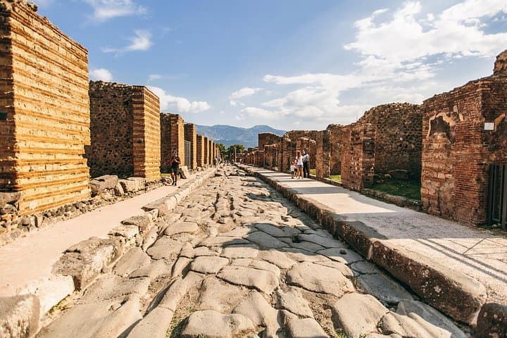 Transfer with stop in Pompeii from Naples to Amalfi Coast&Sorrento