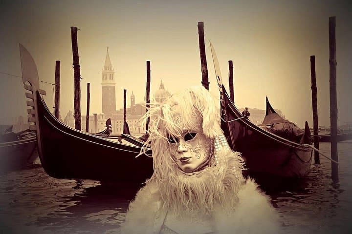 Venice Carnival Tour of Must-See Sites with Local Guide & Frittelle Tasting