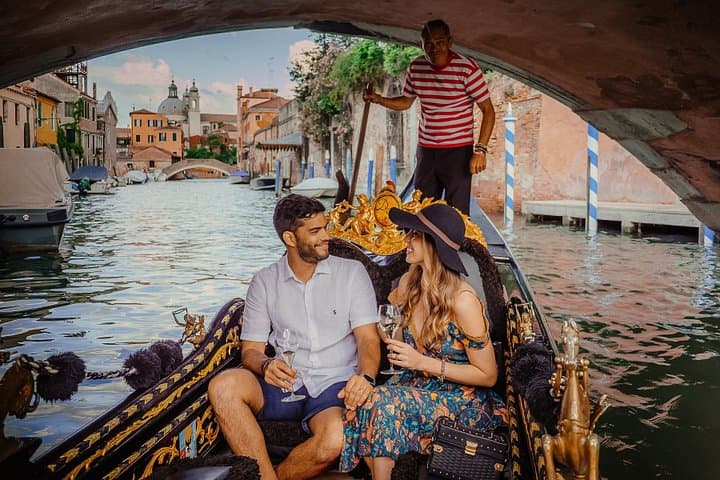 Gondola Ride and Aperitif in a Venetian Palace