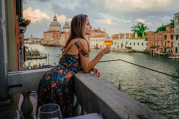 Gondola Ride and Aperitif in a Venetian Palace