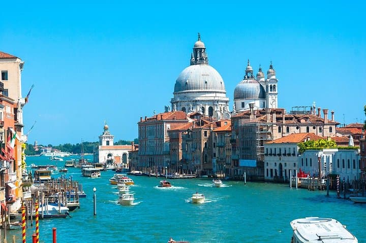 Venice in 2 days tour including Gondola Ride and Islands Tour by Private Boat
