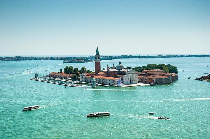 Venice in 2 days tour including Gondola Ride and Islands Tour by Private Boat
