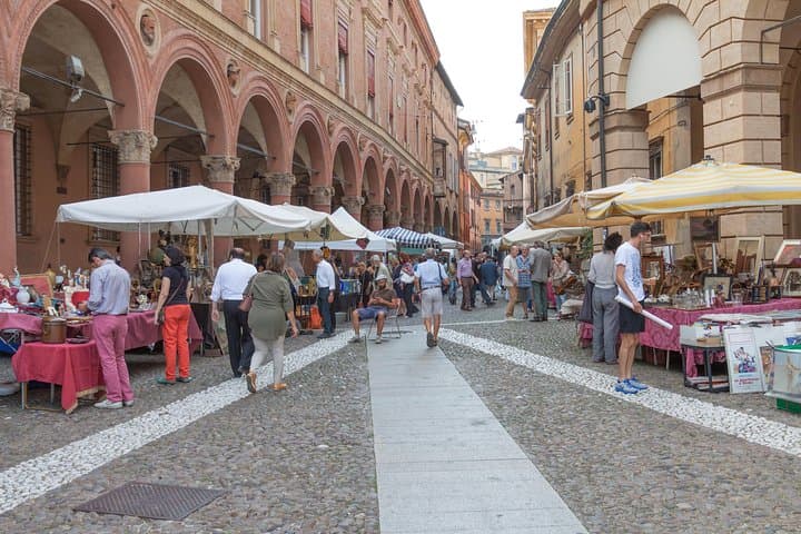 Kickstart Bologna: Private & Custom Tour With a Local Guide