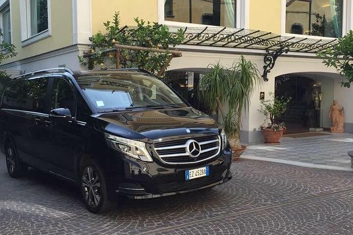 Small-Group Tour of the Amalfi Coast by Minivan with Light Lunch