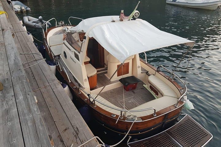 Private boat tour of the island of Capri