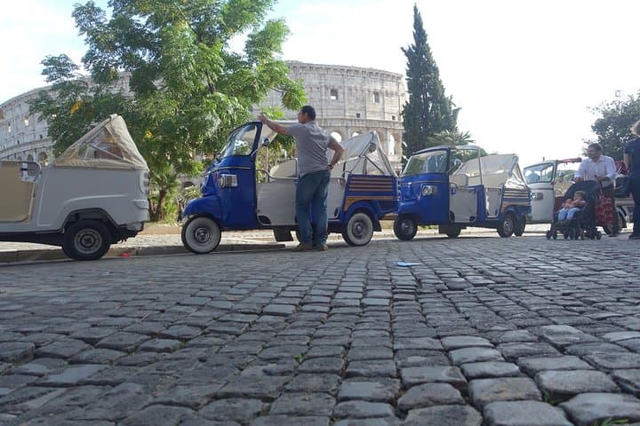 Discover the famous seven hills of Rome with the calessino bee
