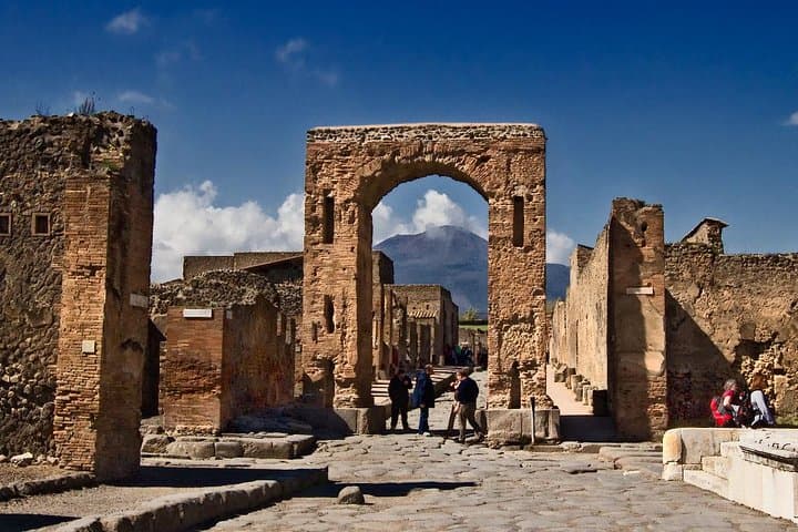 Naples to Praiano/Amalfi transfer via 2h in Pompei (or viceversa)