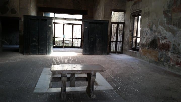 Tour in the ruins of Herculaneum with an archaeologist