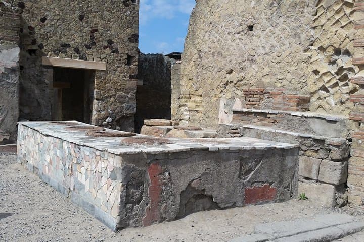 Tour in the ruins of Herculaneum with an archaeologist