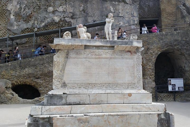 Tour in the ruins of Herculaneum with an archaeologist