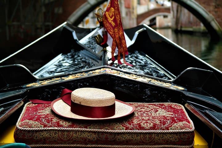 Classic 30-Minute Gondola Ride in Venice