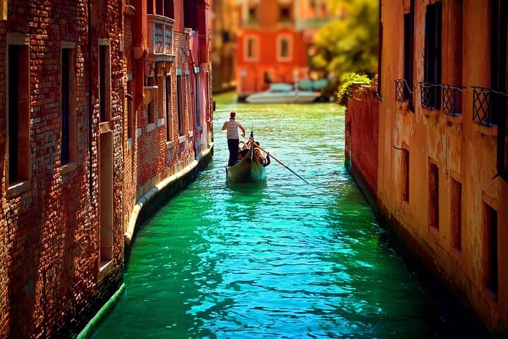 Classic 30-Minute Gondola Ride in Venice