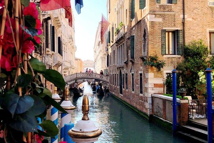 Morning Walking Tour of Venice with Gondola Ride