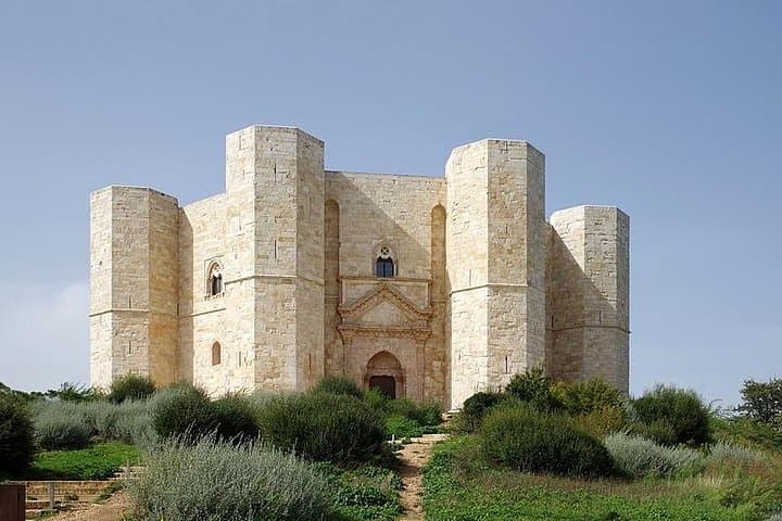 Castel del Monte, between wonder and mystery