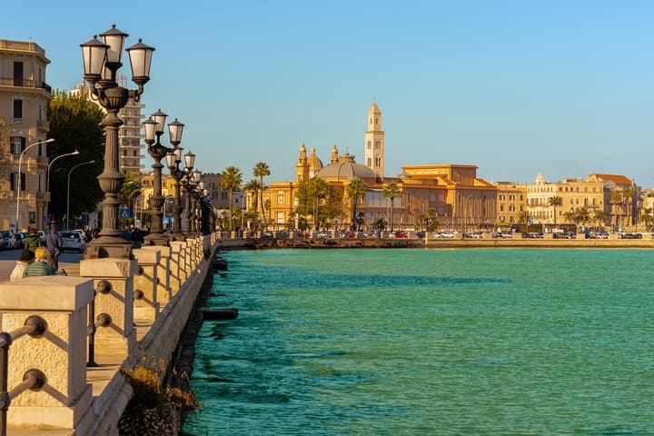 Private transfer from Naples to Bari with 2h for sightseeing stop