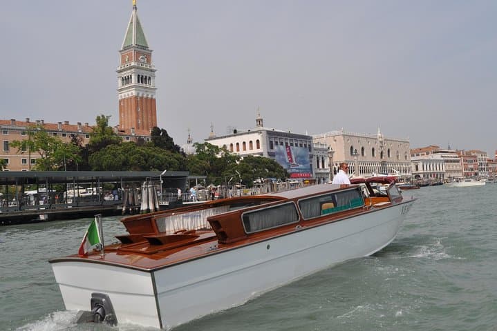 Private Arrival Transfer: Treviso Airport to Venice Hotels