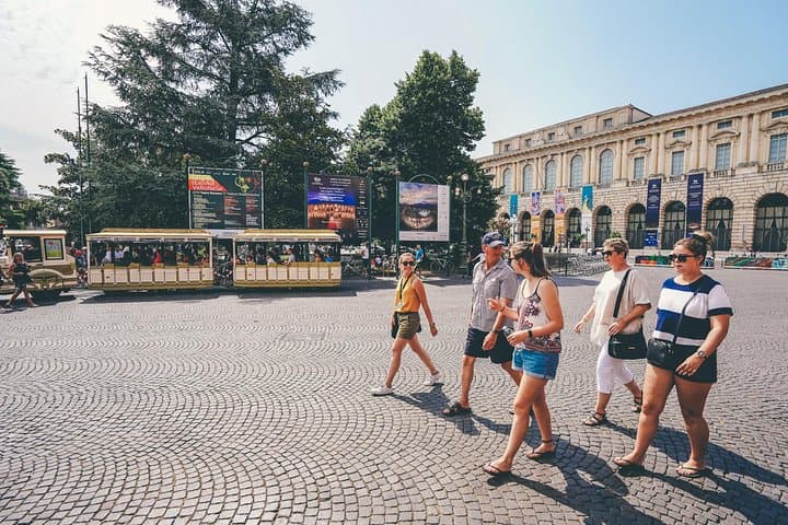 Verona Highlights Walking Tour in Small-group