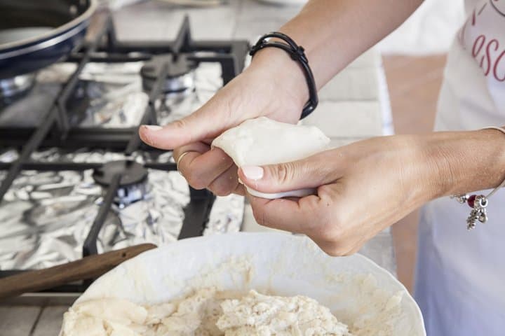 Private Pizza & Tiramisu Class at a Cesarina's home with tasting in Pisa