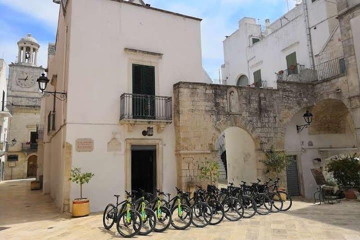 GPS tour with E-Bike on cycleroute of acqueduct Pugliese with wine tasting directly in vineyards