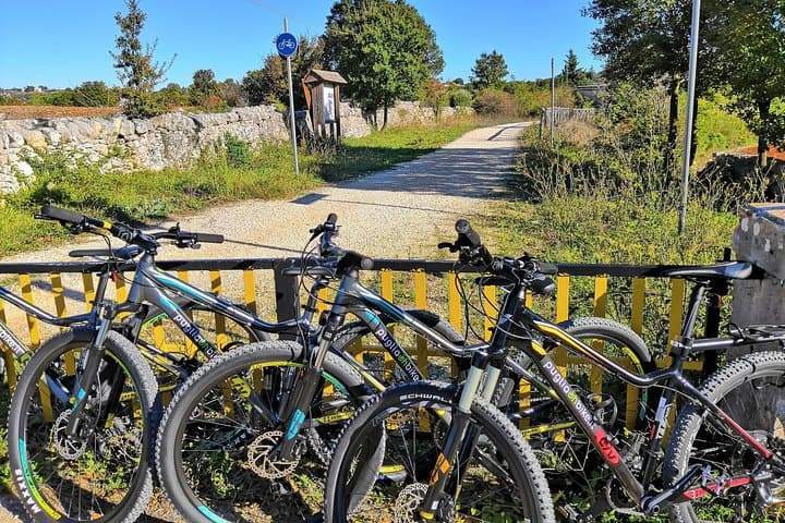 GPS tour with E-Bike on cycleroute of acqueduct Pugliese with wine tasting directly in vineyards