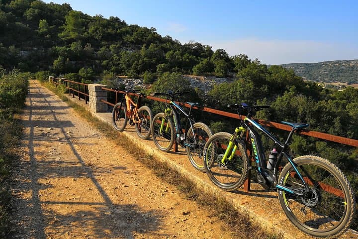 GPS tour with E-Bike on cycleroute of acqueduct Pugliese with wine tasting directly in vineyards