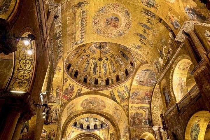 The golden Basilica inside