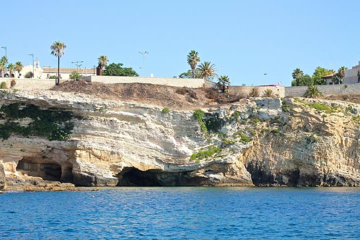 Tour of the island of Ortigia and exploration of sea caves with baths.