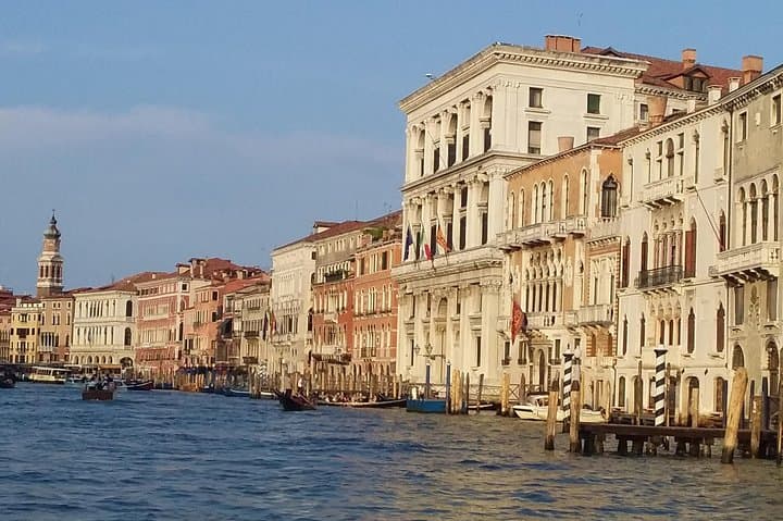 Private Venice walking tour plus Murano island lunch and glass factory visit