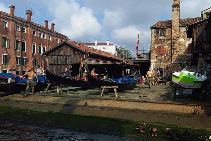 Private Venice walking tour plus Murano island lunch and glass factory visit