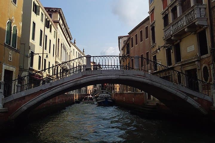 Private Venice walking tour plus Murano island lunch and glass factory visit