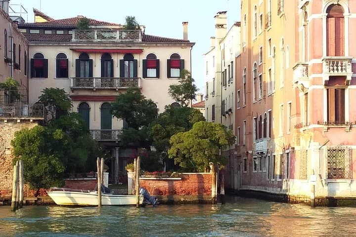 Private Venice walking tour plus Murano island lunch and glass factory visit