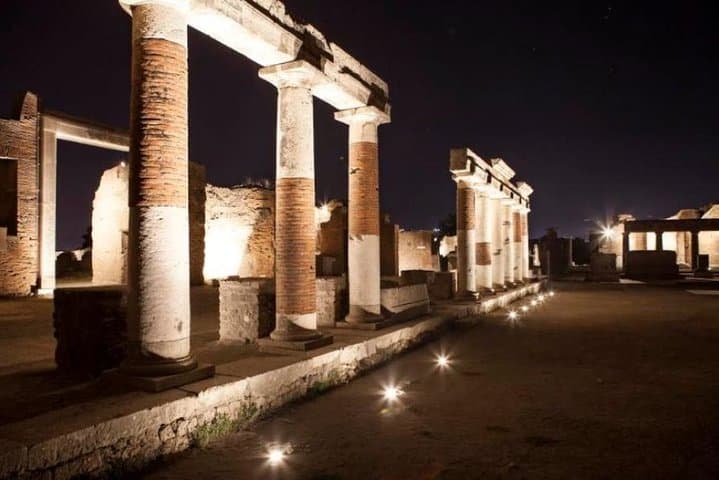 Explore Pompeii with an Archaeologist by night
