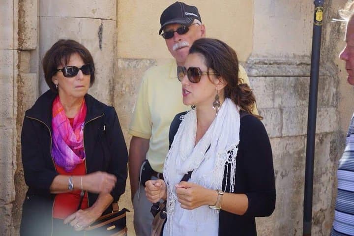 Explaining sicilian habits and history