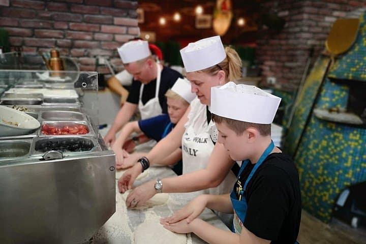 Pizza Hands On In The Heart of Rome