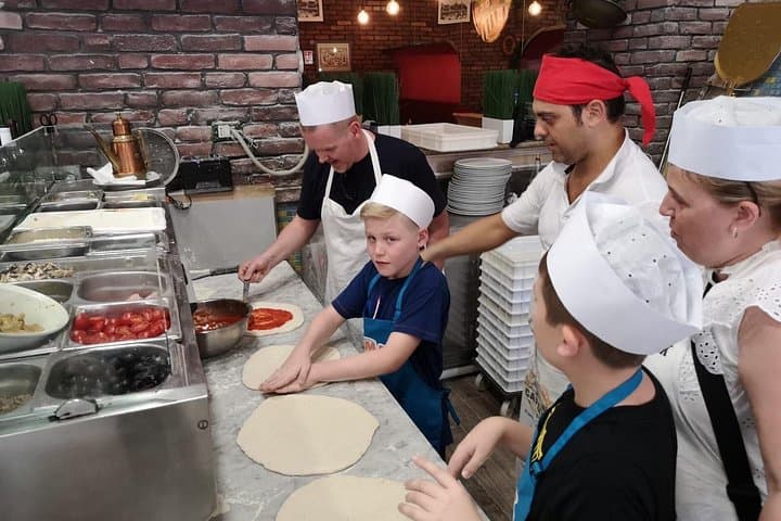 Pizza Hands On In The Heart of Rome