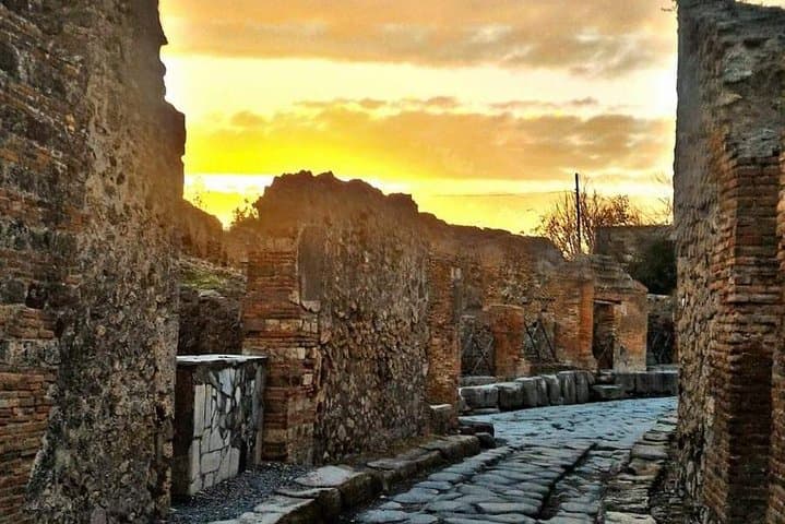 Explore Pompeii with an Archaeologist by night