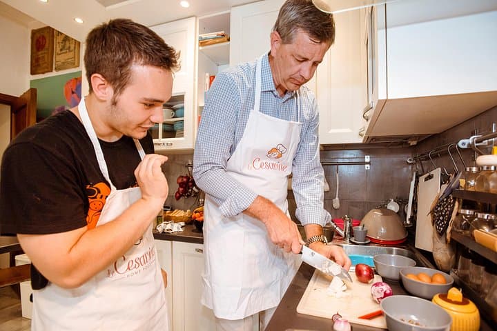 The Cesarino teaching the tricks of the traditional recipe