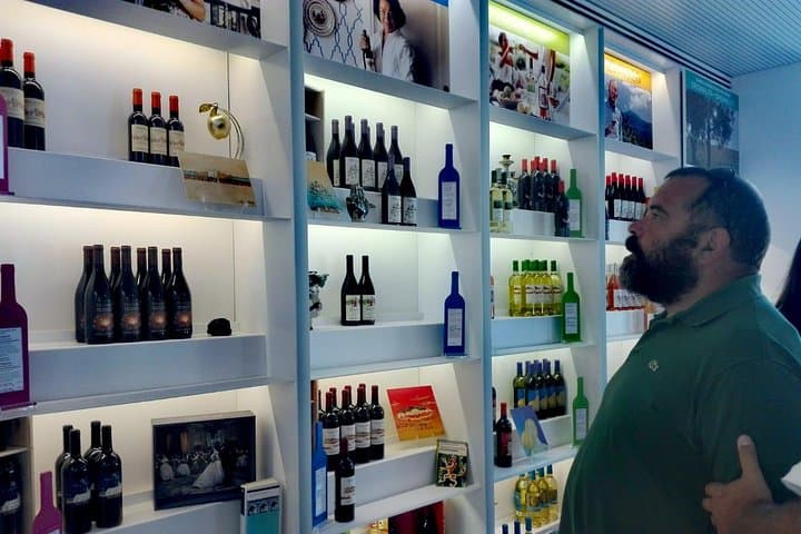 Wine showcase