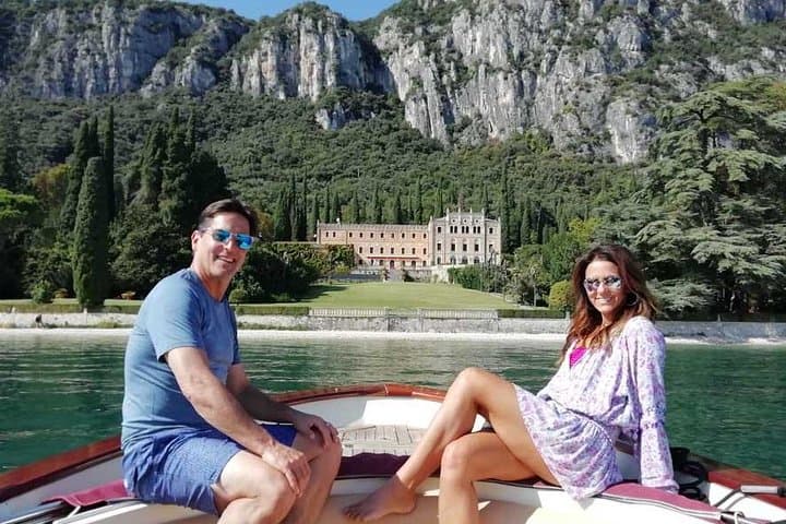 Private boat tour to Isola del Garda and surroundings.