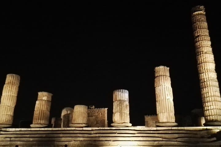 Explore Pompeii with an Archaeologist by night