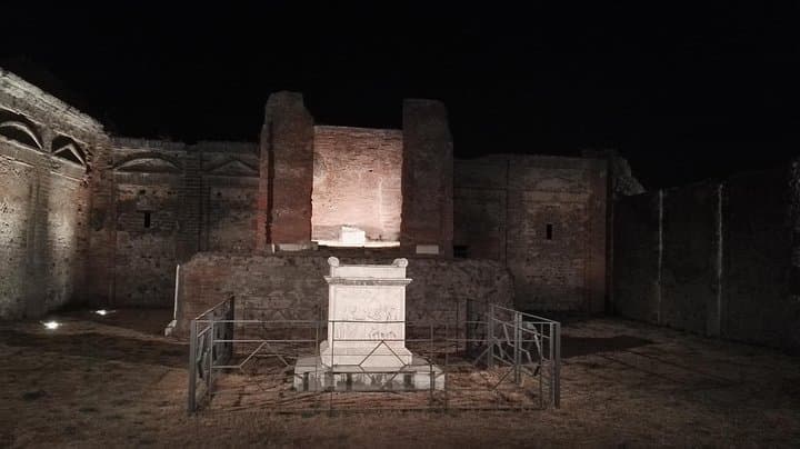 Explore Pompeii with an Archaeologist by night