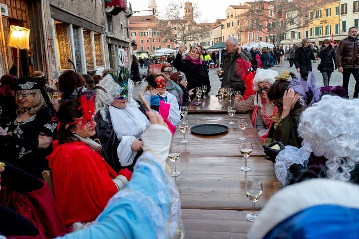 Venice Carnival Pub Crawl with Drinks & Masked Party Night