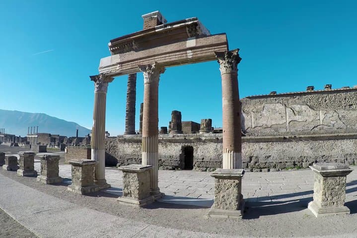 PRIVATE DRIVER FROM NAPLES TO SORRENTO with a stop in Pompeii.