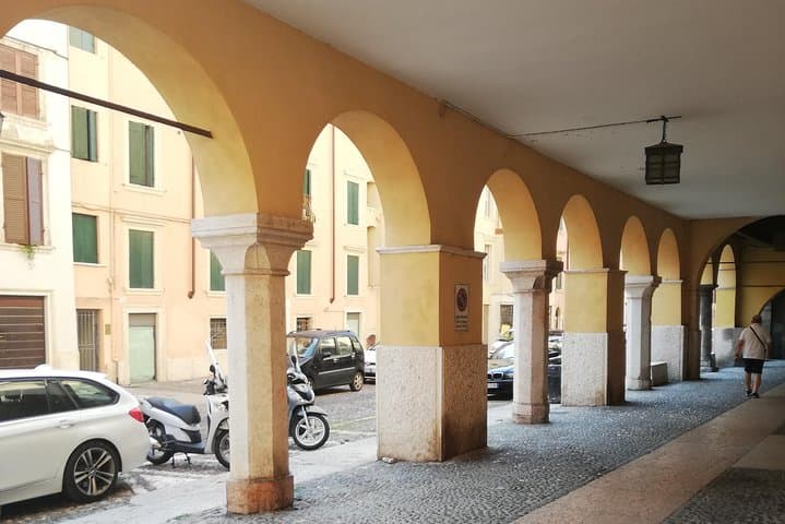 A Charming Verona Small Group Stress Free City Tour with a Local Guide