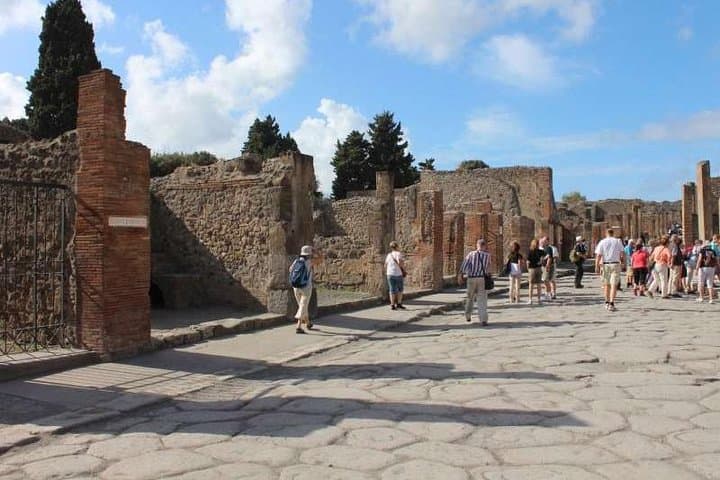 PRIVATE TRANSFER NAPLES to FURORE or vv (with Stop option in Pompeii )