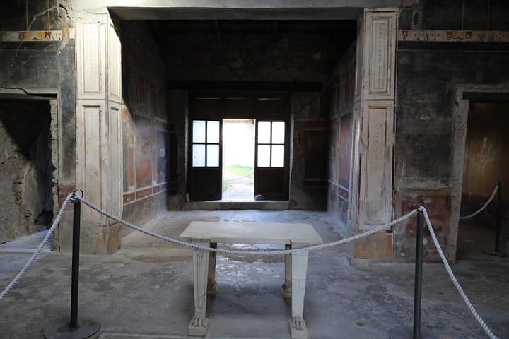 Pompeii: 2H Small Group tour with an Archaeologist and ticket