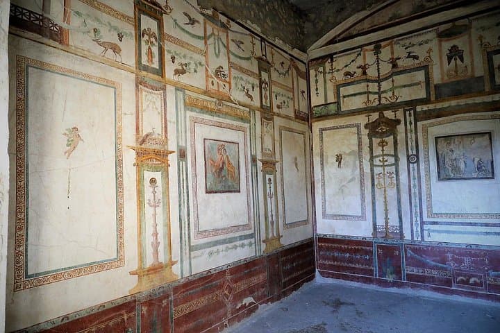 Pompeii: 2H Small Group tour with an Archaeologist and ticket